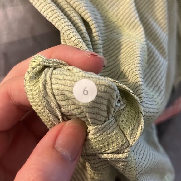 Lululemon tank top size 6 - Picture 7 of 7